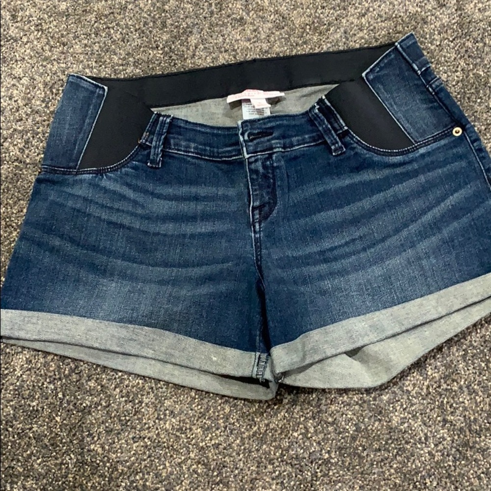 Side panel maternity shorts.